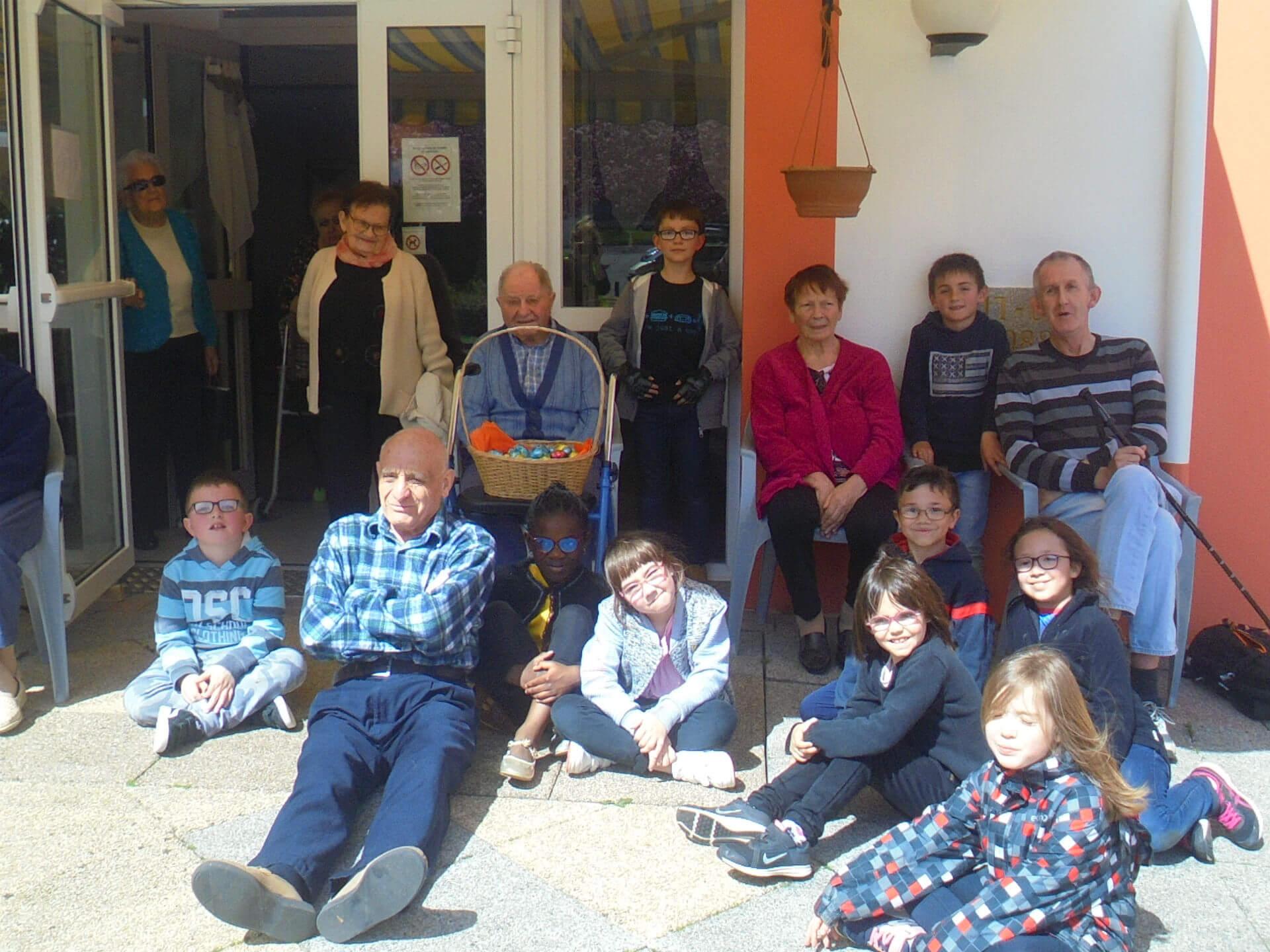 Chasse aux oeufs avec les enfants du centre de loisirs - le 17 avril